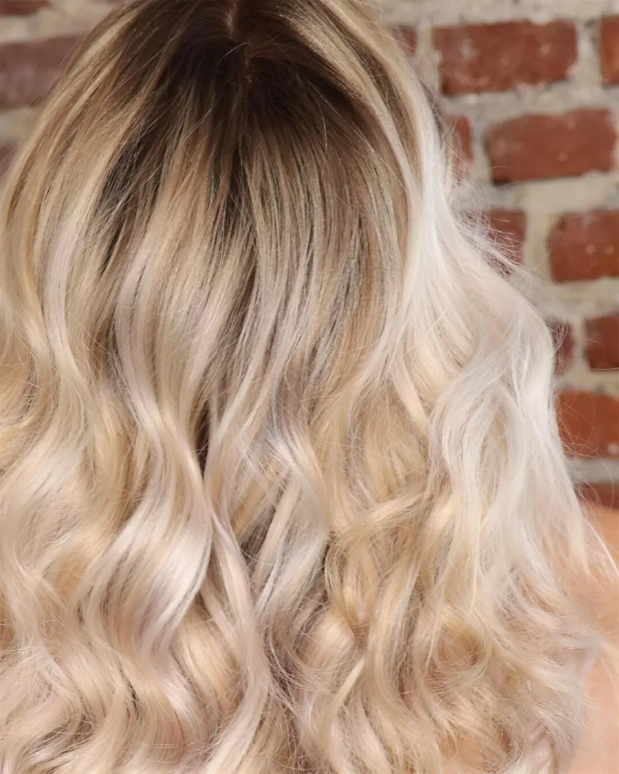 Blonde Balayage mit dunklerem Ansatz