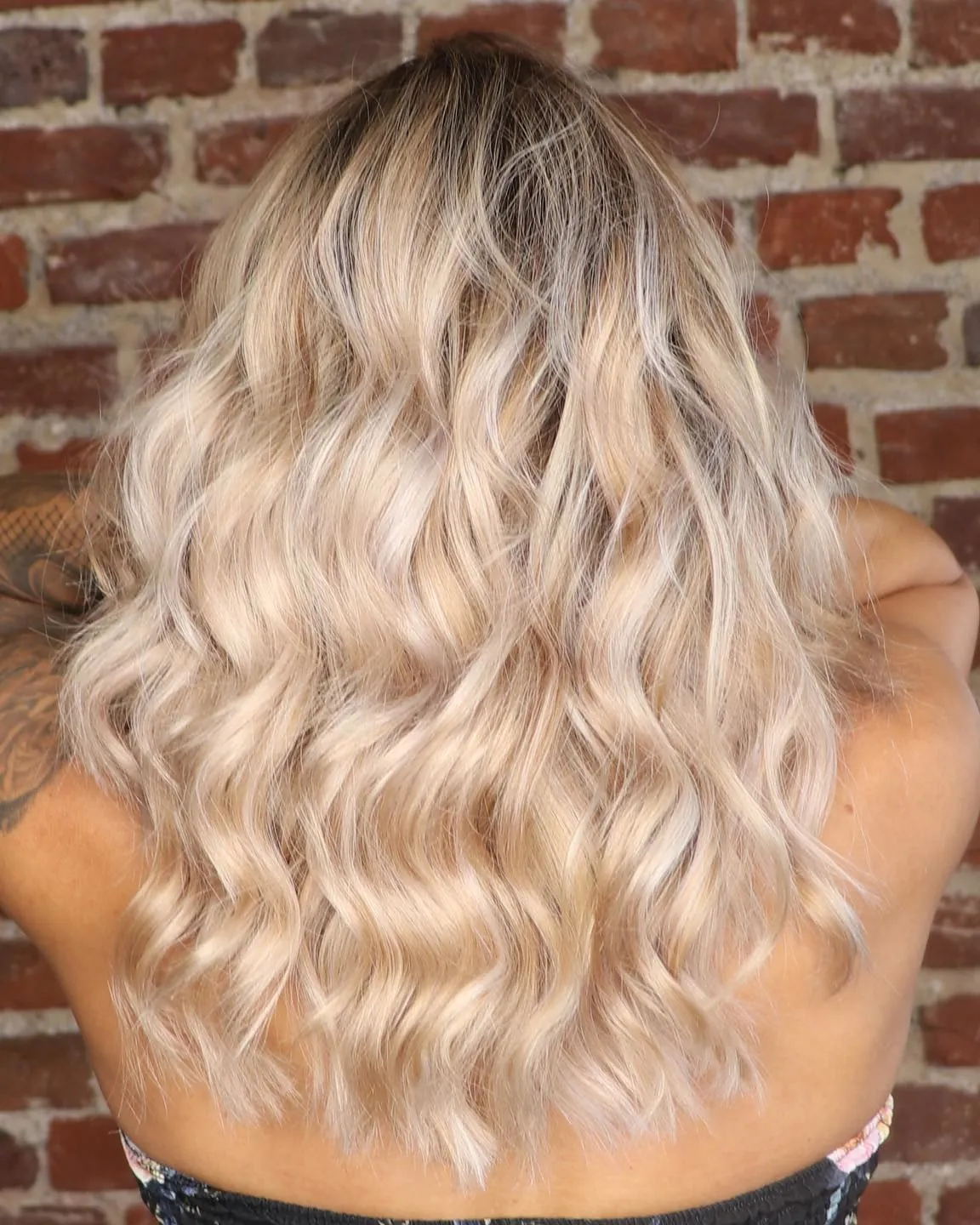 Lange, strahlend blonde Wellen von hinten
