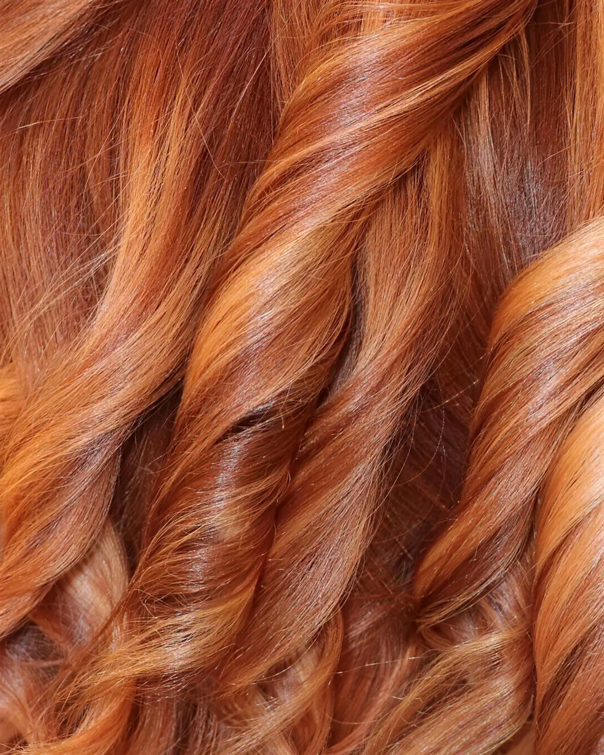 Kupferrote Locken vor der Backsteinwand des Salons