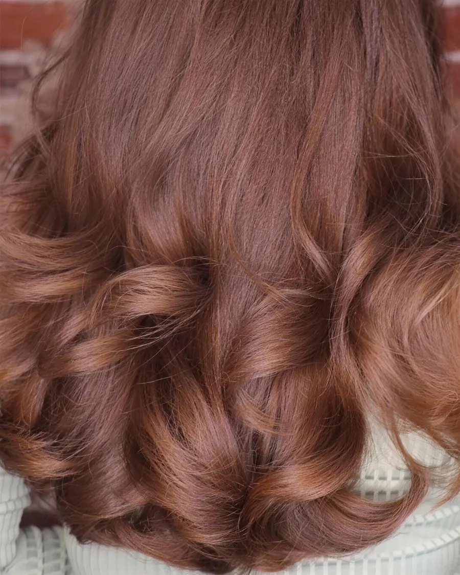 Kupferbraune Locken von hinten