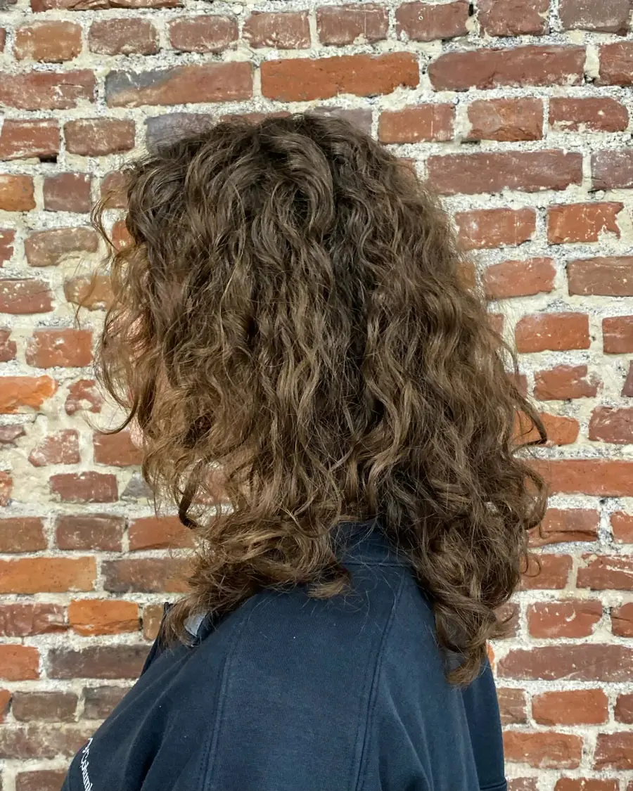 Lockiger Short Shag von der Seite