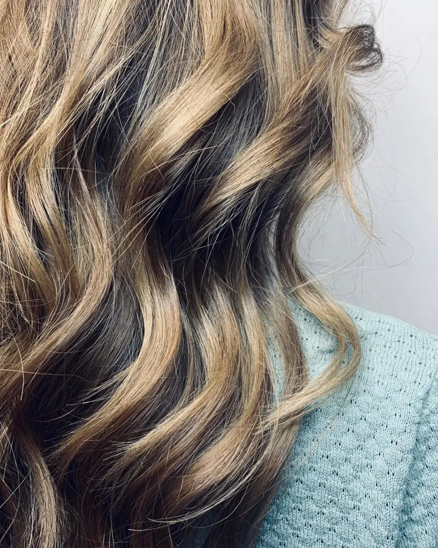 Dunkelblonde Wellen mit hellen Strähnen