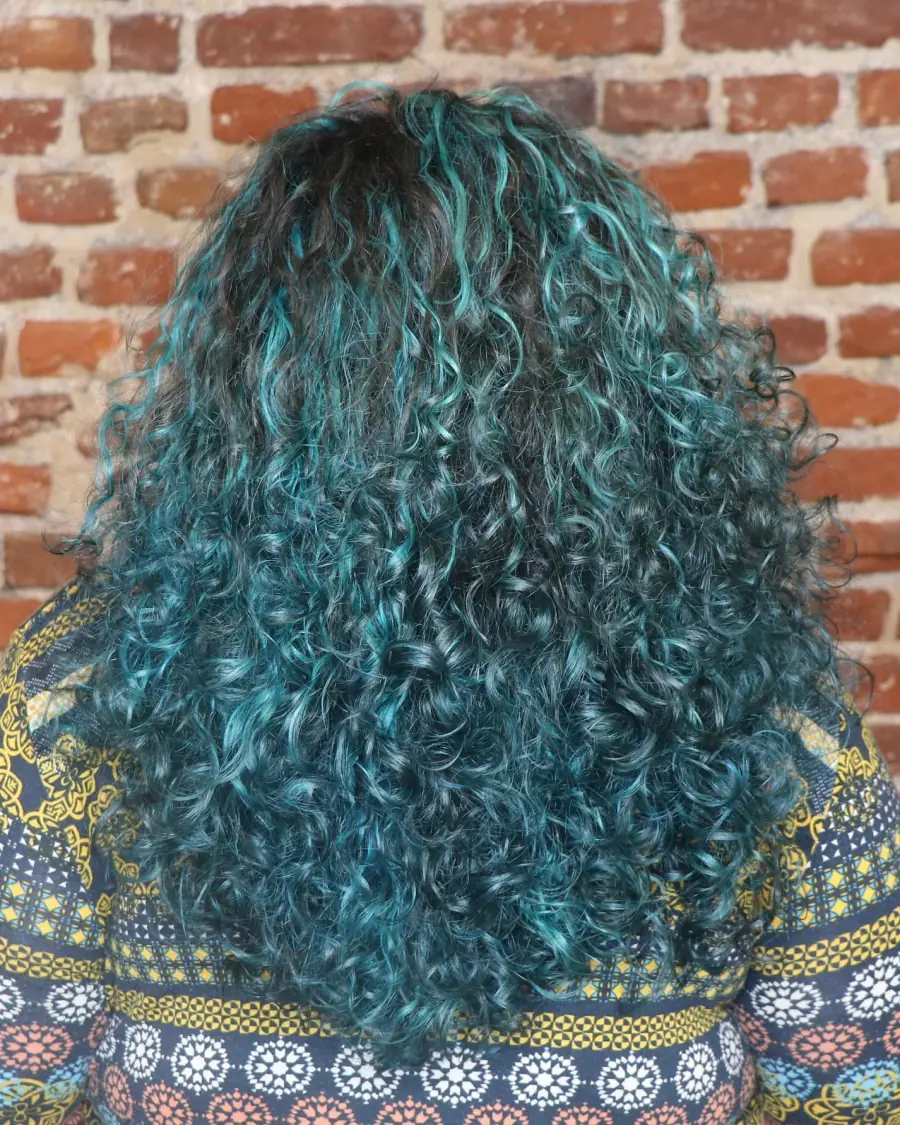 Türkis gefärbte Locken von hinten