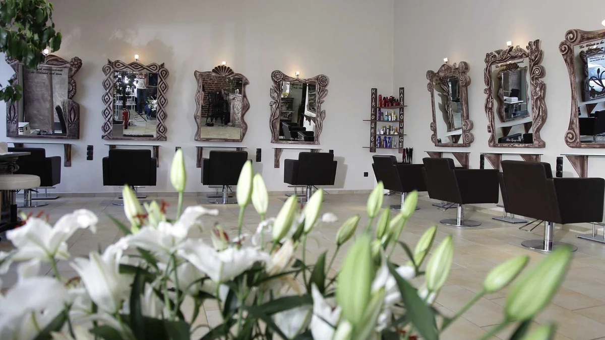 Salon mit verzierten Spiegeln und Lilien im Vordergrund